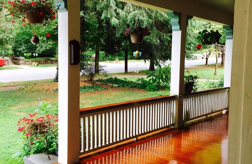 Historic Montford Casa | 6 camas / 3 baños, capacidad para 10 personas, a pie del centro de Three Stories, con mucho espacio