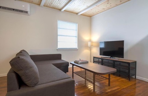 Greenway Plaza-Upper Kirby Apartamento | Historic Montrose Building w/Netflix and Parking