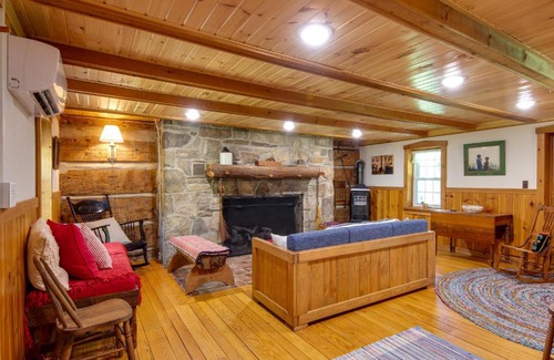 Drifting Casa | Historic Morrisdale Area Cabin with Deck and Fireplace