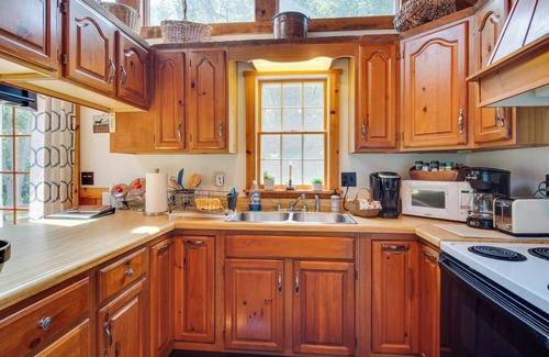 Drifting Cabina | Historic Morrisdale Area Cabin w/ Deck & Fireplace