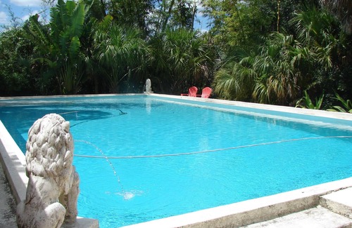 Sebastian Cabaña | PISCINA HISTÓRICA FRENTE AL RÍO CABANA CON BARCO
