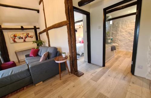 Heligan Casa | Historic Property with Stunning Views (Walk to the pub)