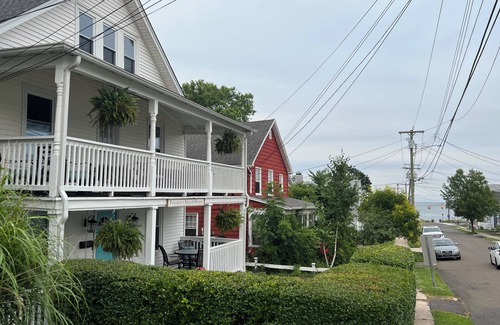 West Haven Apartamento | Historic Prospect Beach House - 1 minute walk to Beach