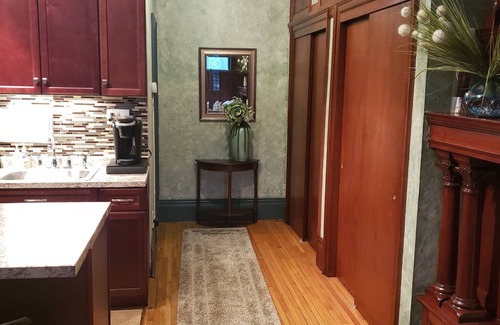 Albany Apartamento | Historic Queen 1800's Studio Across From Washington Park!
