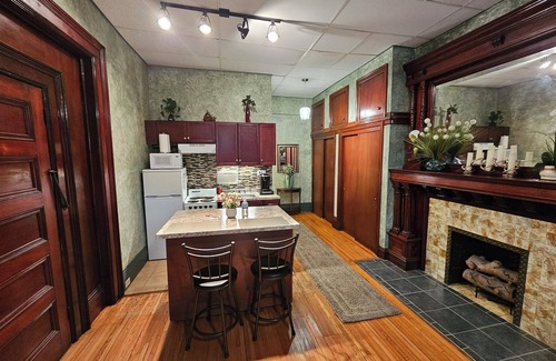 Albany Apartamento | Historic Queen 1800's Studio Across From Washington Park!