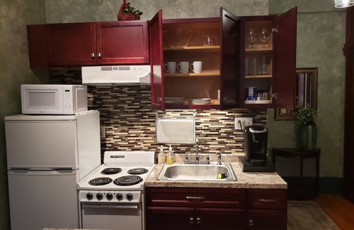 Albany Apartamento | Historic Queen 1800's Studio Across From Washington Park!