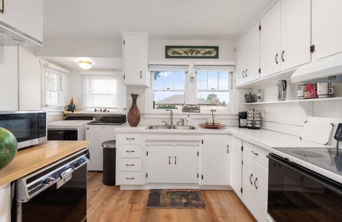 Prosser Casa | Historic River Front Farmhouse Near Wineries-Private waterfront! Winery tour!