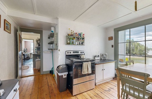 Trevett Cabaña | ¡NUEVO LISTADO! Cabaña junto al lago que admite perros con caseta de botes y muelle privado.