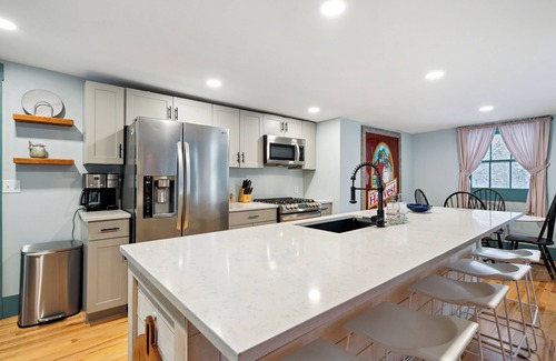 Bridgewater Otro | Historic Riverfront House: 5 Bedrooms 3.5 Baths on 5 Acres