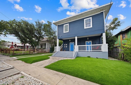 Alta Vista Apartamento | Historic SA Apt l 30+ Day Stay Central & Airport