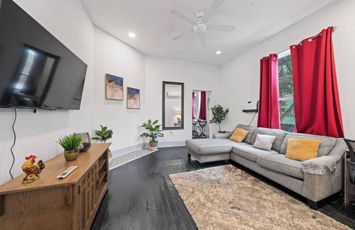 Alta Vista Apartamento | Historic SA Apt l 30+ Day Stay Central & Airport
