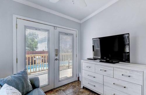 Beach Institute Apartamento | Historic Savannah Gold Private Condo with Pool - 2bed, 1&half bath, Sleeps 6, 1st Floor, 15 Min Walk To Historic Savannah Center And All Attractions