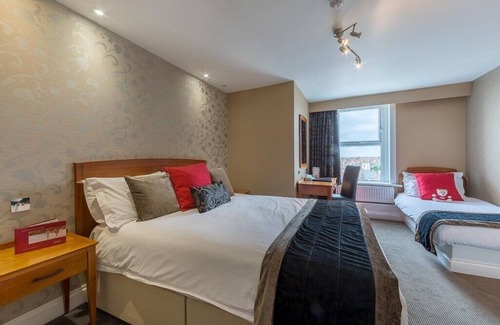 Westcliff-on-Sea Hotel | Historic Seaside Room with Breathtaking Views & Central Location