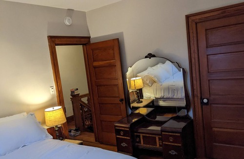 Bethel Otro | Historic spacious Farmhouse, 2 hours from NYC and steps from Bethel Woods
