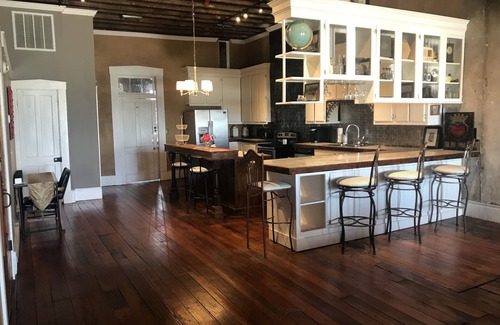 Vicksburg Apartamento | Histórico Speak Easy Loft con vistas al agua en el centro de Vicksburg