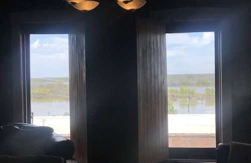 Vicksburg Apartamento | Histórico Speak Easy Loft con vistas al agua en el centro de Vicksburg