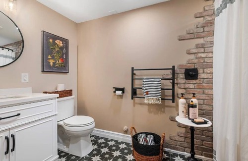 Snohomish Casa | Historic Speak Easy Wine Cellar and Movie Theatre Guest Room