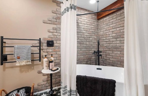 Snohomish Casa | Historic Speak Easy Wine Cellar and Movie Theatre Guest Room