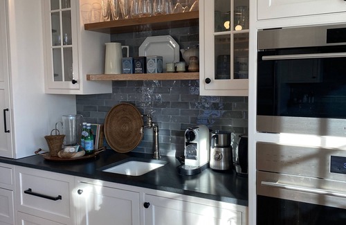 Mystic Casa | Historic Spite House, Captain’s Home, sleeps 10, walk to downtown Mystic!!