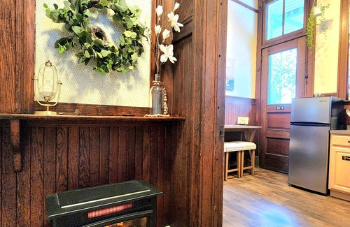 Springville Apartamento | Historic Springville Train Station 2-Bedroom Hotel Apartment With Private Patio