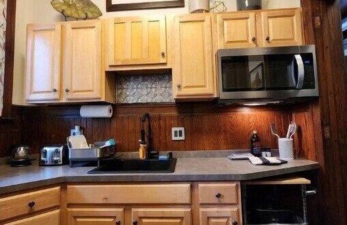 Springville Apartamento | Historic Springville Train Station 2-Bedroom Hotel Apartment With Private Patio