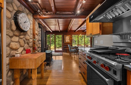 Mount Hood Village Cabina | Historic Steiner Log Cabin with BBQ and Hot Tub