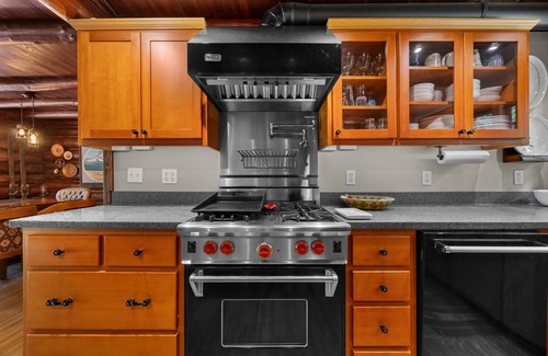 Mount Hood Village Cabina | Historic Steiner Log Cabin with BBQ and Hot Tub