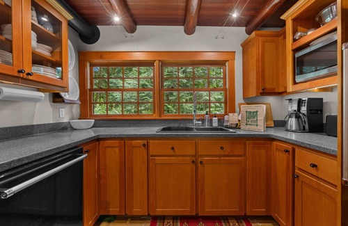 Mount Hood Village Cabina | Historic Steiner Log Cabin with BBQ and Hot Tub