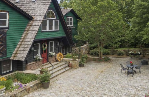 Blue Ridge Casa | Historic Stone Barn – Perfect for Gatherings!