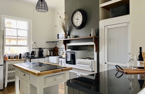 Rylstone Cabaña | Historic Stone Cottage R - hotel linens - exceptional clean - 2min walk to town