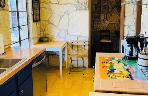 Bandera Cabina | HISTORIC STONE RIVER CABIN! Why stay in a tiny home? 5 min from Bandera!
