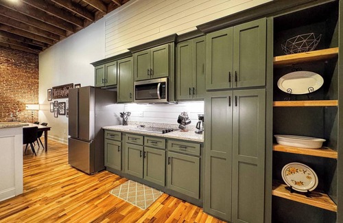Hartselle Apartamento | Historic Strand Theater Loft - Luxury Downtown Hartselle Retreat!