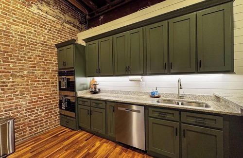 Hartselle Apartamento | Historic Strand Theater Loft - Luxury Downtown Hartselle Retreat!