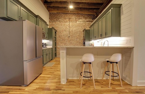 Hartselle Apartamento | Historic Strand Theater Loft - Luxury Downtown Hartselle Retreat!