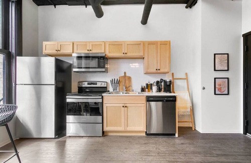East Central Apartamento | Historic Studio w/ Lux Mattress Walk 2 Everything!
