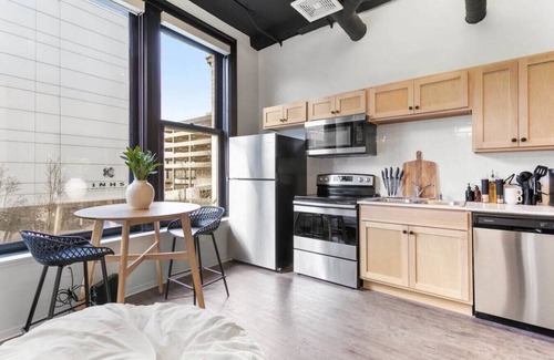 East Central Apartamento | Historic Studio w/ Lux Mattress Walk 2 Everything!