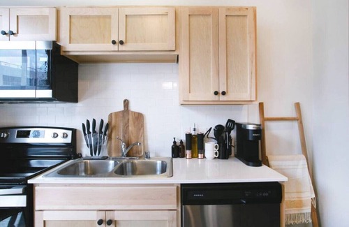 East Central Apartamento | Historic Studio w/ Lux Mattress Walk 2 Everything!