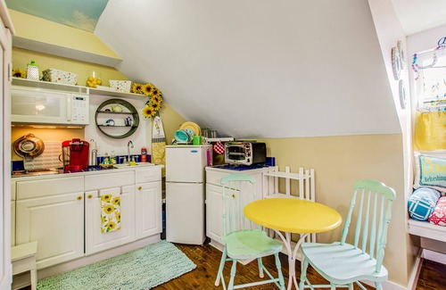 Beach Institute Apartamento | Historic studio with kitchenette & easy parking - near dining & walk to downtown