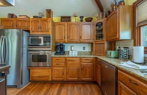 Candler Apartamento | Historic Suite w/ Private Bathroom-Engadine Inn and Cabins "Breakfast Included"