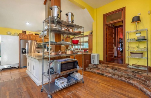 Candler Apartamento | Historic Suite w/ Private Bathroom-Engadine Inn and Cabins "Breakfast Included"