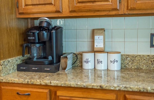 Candler Apartamento | Historic Suite w/ Private Bathroom-Engadine Inn and Cabins "Breakfast Included"