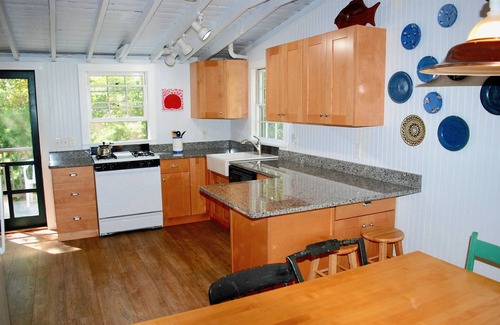 Plymouth Cabaña | Histórica cabaña de verano en prístino estanque largo, cocina recientemente renovada