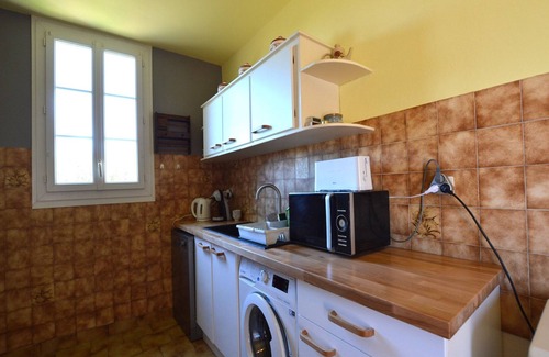 Brignac-la-Plaine Casa | Casa torre en Brignac con jardín privado