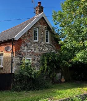 Shrewton Casa | Historic, traditional & Spacious Wiltshire Cottage