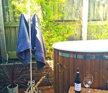 Shrewton Casa | Historic, traditional & Spacious Wiltshire Cottage