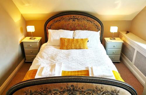Shrewton Casa | Historic, traditional & Spacious Wiltshire Cottage
