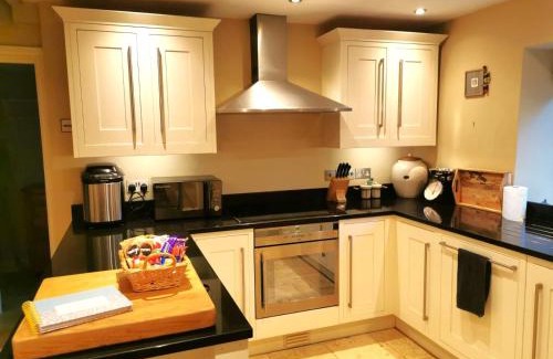 Shrewton Casa | Historic, traditional & Spacious Wiltshire Cottage