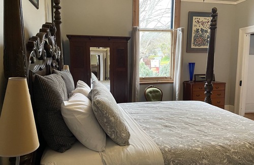 Derby Cama Y Desayuno | Historic Two Bedroom Suite including lounge room and cooked breakfast