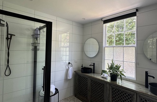 Derby Cama Y Desayuno | Historic Two Bedroom Suite including lounge room and cooked breakfast