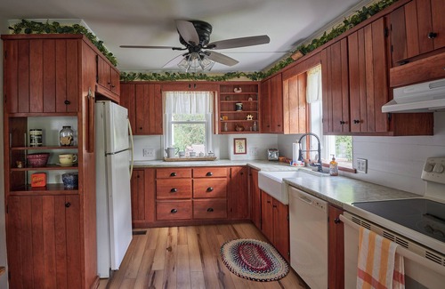 Palmyra Otro | Historic two-story log farmhouse with first-floor master suite and AC